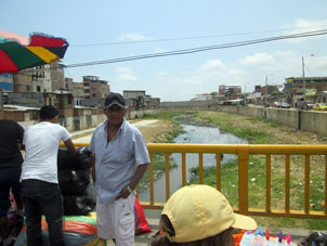 Речка-вонючка (так пахнет) Сарумильо служит границей между Эквадором и Перу.