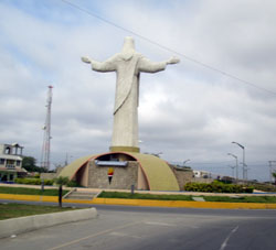 Статуя мужика, разводящего руками, перед городом Уакильяс.