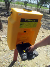 Умывальник для глаз на экстренный случай на ТЭС "Термогас Мачала" в Бахо Альто.