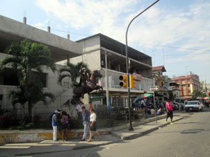 Памятник Антонио Хосе Сукре. В Эквадоре он - Освободитель.