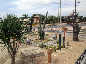 Скверик с кактусами и статуями местных животных в Уакильясе.