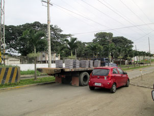 А вот так перевозят чушки в Гуаякиле с одного завода на другой (благо они рядом).