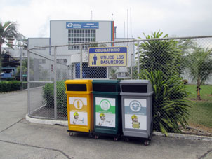 Контейнеры раздельного сбора мусора на теплоэлектростанции в Гуаякиле.