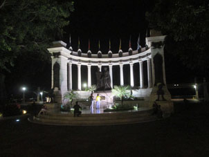 Памятник встрече Симона Боливара и Хосе де Сан Мартина в Гуаякиле.