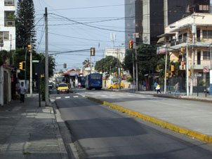 Станция метро в Гуаякиле по-нашему получается автобусной остановкой.