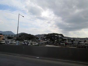 Вид на горные кварталы Гуаякиля с шоссе.