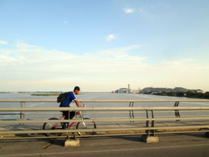 На этом мосту есть велодорожка.