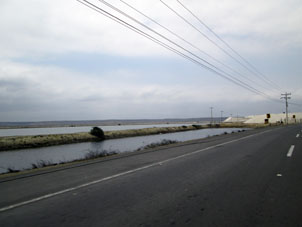 иманы и кучи добытой морской соли на Тихоокеанском побережье провинции Санта Элена.
