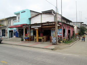 Ресторанчик в одном из городков на Тихоокеанском побережье Эквадора.