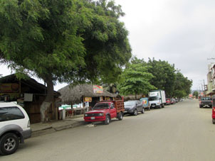 Вдольбереговая улица в Пуэрто-Лопесе.