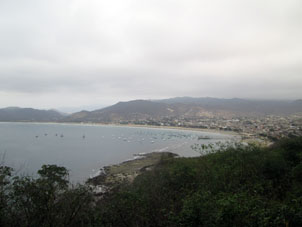 Вид на Пуэрто-Лопес со смотровой горы.