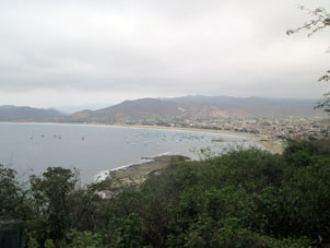 Вид на Пуэрто-Лопес со смотровой горы.