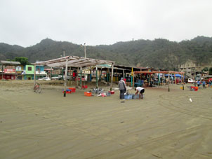 Рыбный рынок на берегу в Пуэрто-Лопесе.
