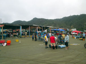 Рыбный рынок на берегу в Пуэрто-Лопесе.