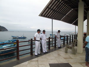 Вид гавани Пуэрто-Лопеса с причала.