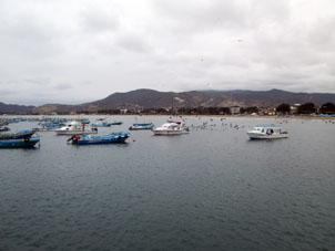 Вид гавани Пуэрто-Лопеса с причала.