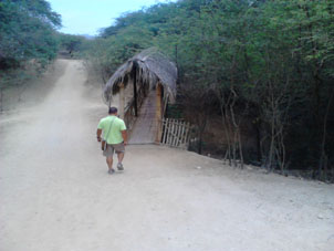 Мост через пересохшую в это время речку в общине Агуа Бланка.