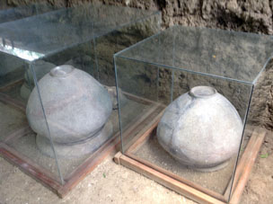 Экспонаты раскопки древних доколумбовых захоронений в Агуа Бланка.