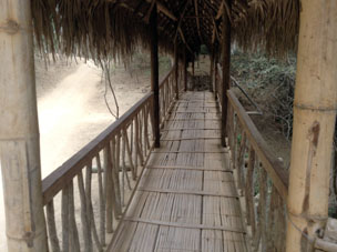 Мост через пересохшую в это время речку в общине Агуа Бланка.