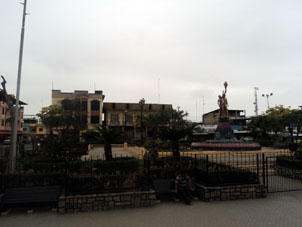 Центральная площадь в городе Санта-Роса в провинции Эль Оро, куда заезжает автобус из Мачалы в Лоху.