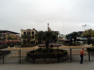 Центральная площадь в городе Санта-Роса в провинции Эль Оро, куда заезжает автобус из Мачалы в Лоху.
