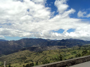 Вид с дороги в провинции Лоха.