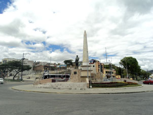 Памятник на площади в Лохе.