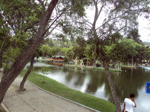 Парк Хопиро с выстроенными копиями достопримечательностей мировой архитектуры.