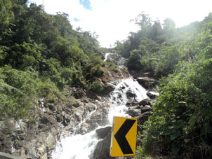 Водопад вдоль дороги в Самору из Лохи.