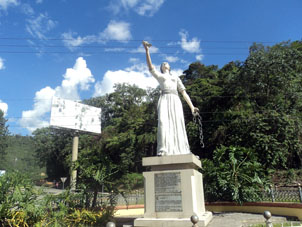Статуя освобождённой метиски на площади в Саморе.