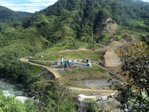 На следующий день на обратной дороге я заснял китайскую стройку ГЭС на реке Сабанилья.