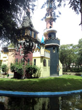 Сказочный замок в парке Хипиро.