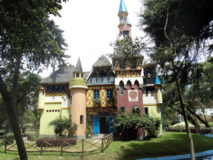 Сказочный замок в парке Хипиро.
