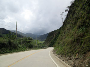 Далее дорога стала спускаться с высокогорья в эквадорскую Амазонию.