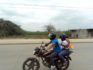 Вот так возят в Эквадоре детей на мотоциклах.