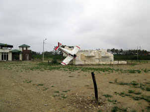 Памятник разбившемуся самолёту в строящемся парке в провинции Эль Оро.