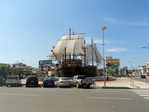 Кафе в виде колумбова корабля Пинто в Мачале на проспекте Бояка.