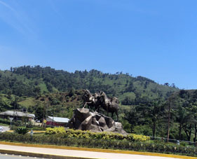 Статуя золотоискателя перед городом Пиньяс.