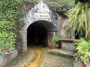Вход в экскурсионную шахту Эль Сексмо, работавшую в с 18 века по 2000 года.