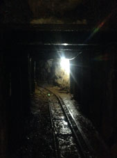 Туристы проходят в шахте первые пятьсот метров, а сама шахта намного дальше.