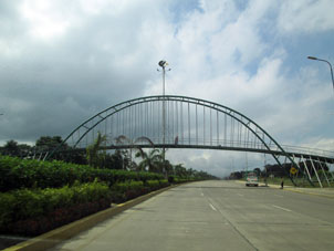 Пешеходный мост в городе Мачале.