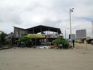 Столовая и ресторан ( а чего там?) на пляже Тихоокеанского побережья Эквадора.