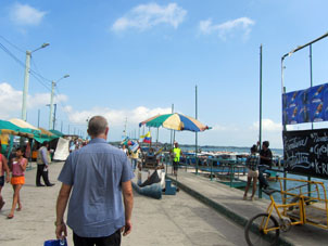 Вход на причал порта им. Симона Боливара в Мачале, откуда идут лодки на остров Хамбели.