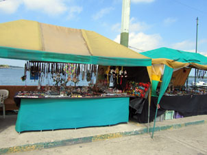 Сувенирные лавки на причале порта им. Симона Боливара.