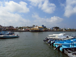 Вид с причала порта на город Мачалу.