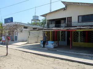 Одна из улиц посёлка на острове Хамбели.