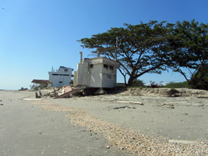 На юго-восточной части острова есть разрушенные волнами и временем домики.