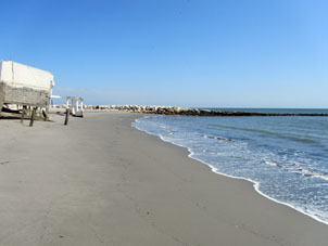 Смытые домики на песчаном пляже острова Хамбели.