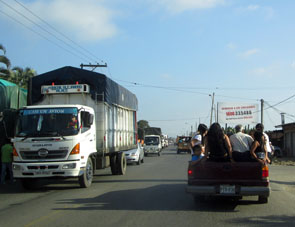Такая перевозка людей в кузове в Эквадоре не запрещается.