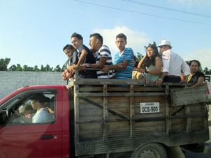 Такая перевозка людей в кузове в Эквадоре не запрещается.